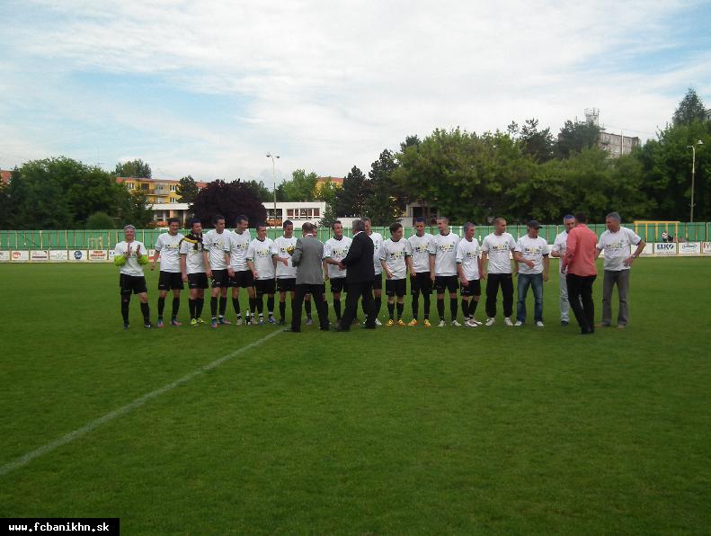 BANÍCI ZDVIHLI NAD HLAVU POHÁR ZA VÍŤAZSTVO IV. LIGA SZ