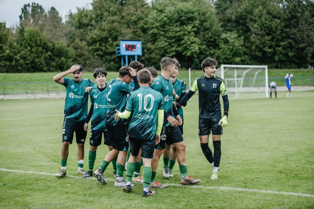 Starší dorastenci sa delili v derby s Lehotou, mladší zabrali za tri body. Ženy s prvým triumfom v sezóne
